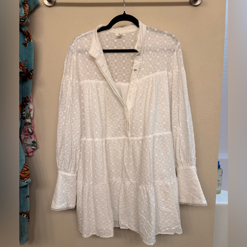 🎉🎉White Eyelet Tunic Blouse